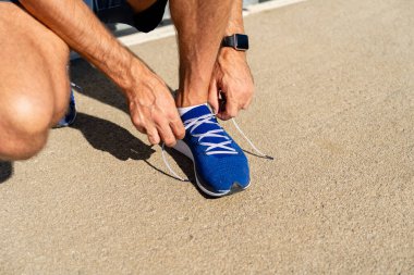 Antrenmandan önce spor ayakkabısı bağlama