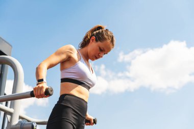 Spor salonunda egzersiz yapan zinde bir kadın.