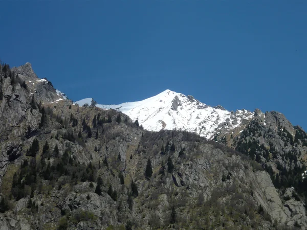 高山の雪解け。白峰春 — ストック写真