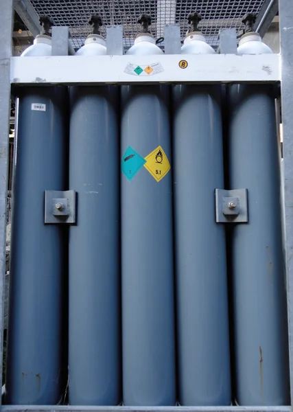 Voorraad van blauwe industriële cilinders — Stockfoto