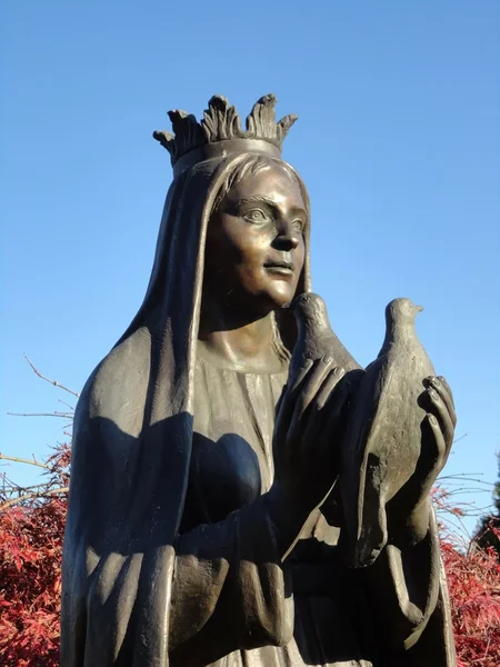 La reina sostiene palomas. Cementerio escultura de bronce —  Fotos de Stock