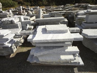 Granit döşeme güneş ışığı altında bir bahçede yığınları