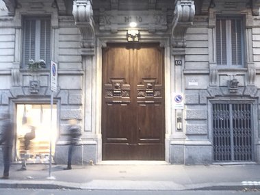 Milan Merkez belirti. Ön kapı