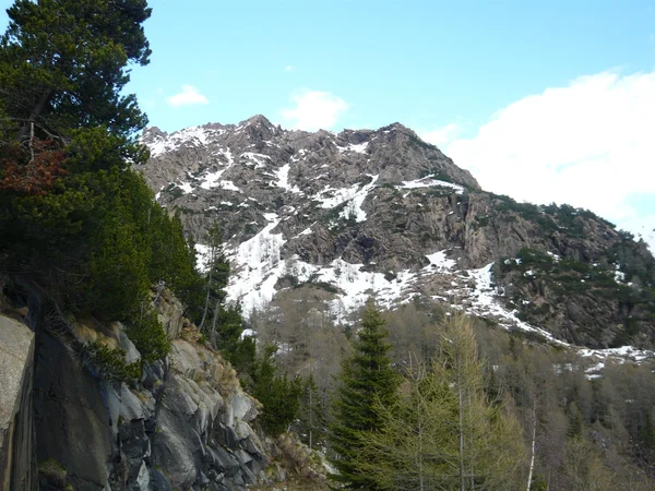 Dégel alpin. Montagne au printemps — Photo