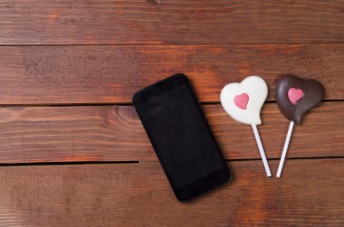 ahşap arka plan üstünde hareket eden telefon