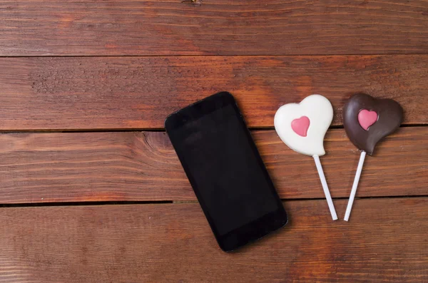 ahşap arka plan üstünde hareket eden telefon