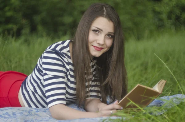 女の子の屋外の本を読み — ストック写真