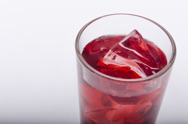 buz üstünde beyaz bir arka plan ile vişne suyu