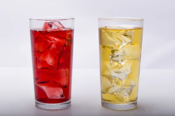 buz üstünde beyaz bir arka plan ile taze meyve suyu