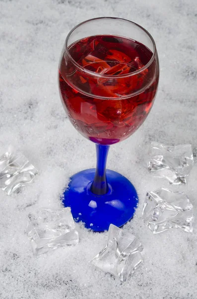 Jugo con hielo en un vaso —  Fotos de Stock