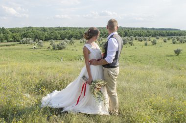 Güneşli bir gün açık havada aşık Çift