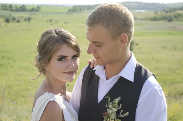 Güneşli bir gün açık havada aşık Çift