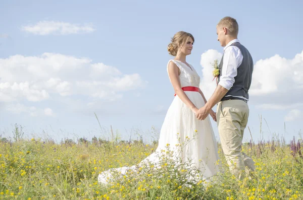 Güneşli bir gün açık havada aşık Çift