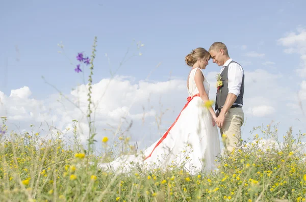 Güneşli bir gün açık havada aşık Çift