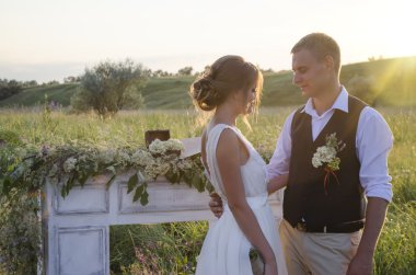 Güneşli bir gün açık havada aşık Çift