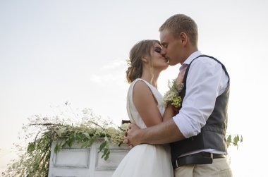 Güneşli bir gün açık havada aşık Çift