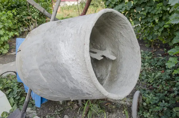 Old electric cement mixer — Stock Photo, Image
