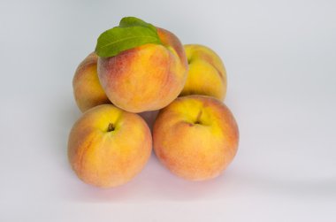 Beyaz üzerine taze şeftali