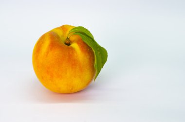 Beyaz üzerine taze şeftali