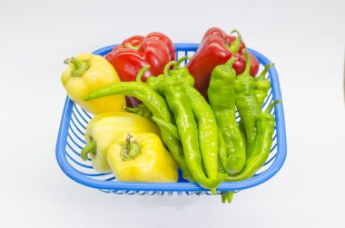 beyaz zemin üzerine taze biber