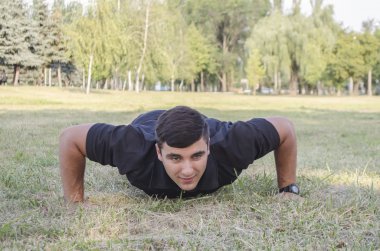 genç adam fitness devreye girer