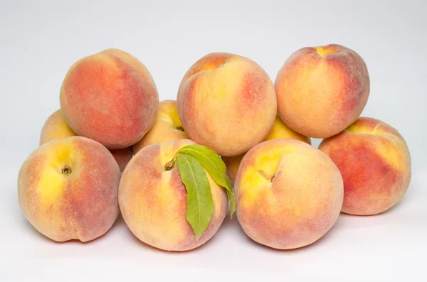 Beyaz üzerine taze şeftali