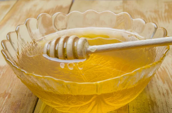 taze bal bir sopa ile