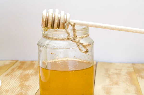 taze bal bir sopa ile