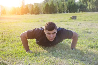 genç adam fitness devreye girer