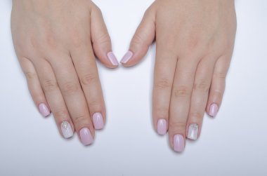 kadın bir yandan manikür