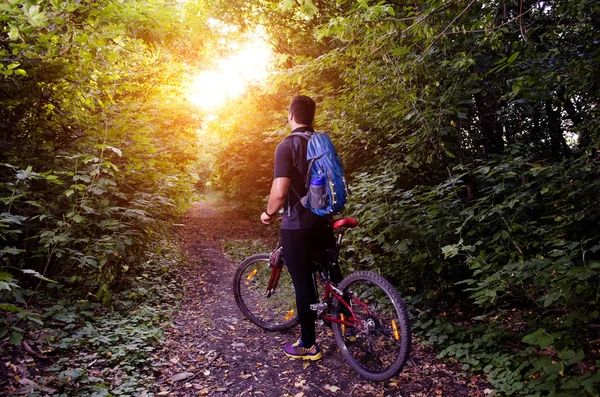 adam bir bisiklet sürmek