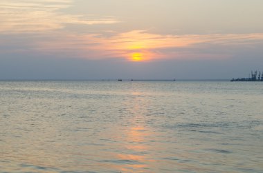 Denizin üzerinde gün batımı