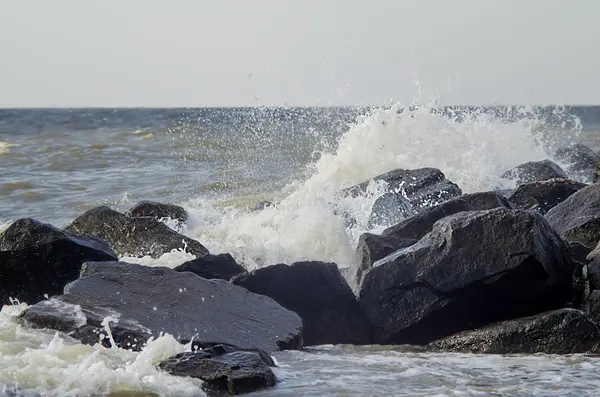 Dalgalar deniz taşlarda yendi — Stok fotoğraf