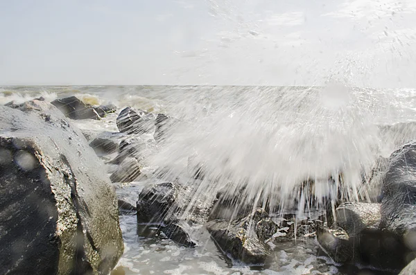 Dalgalar deniz taşlarda yendi — Stok fotoğraf