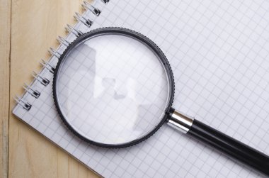 Masadaki kırtasiye malzemesi