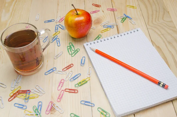 Okul malzemeleri ahşap bir masa üzerine