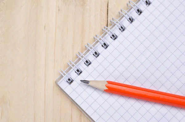 Okul malzemeleri ahşap bir masa üzerine