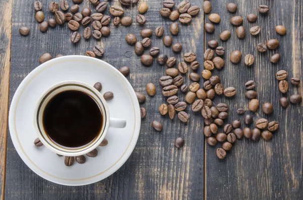 Tasse de café brûlé sur une table — Photo