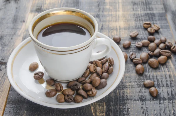 Tasse verbrühten Kaffees auf einem Tisch — Stockfoto