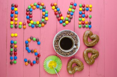 ahşap bir pembe tablo şekerler