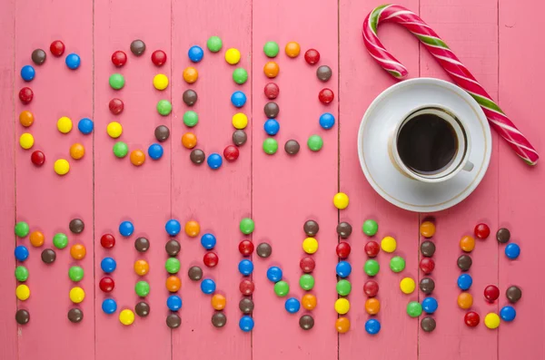 ahşap bir pembe tablo şekerler