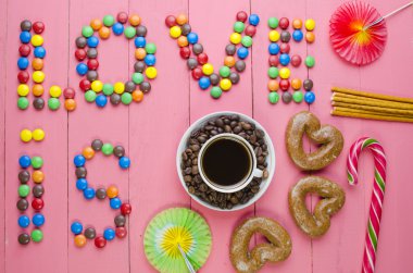 şeker pembe bir arka plan üzerinde yazıt