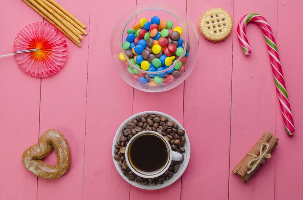 Helle Bonbons auf rosa Hintergrund — Stockfoto