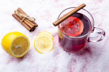 bir masada sıcak şarap bardağı