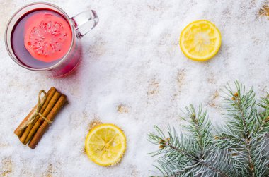 bir masada sıcak şarap bardağı