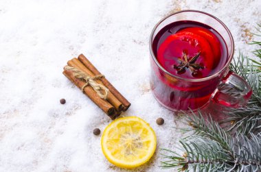 bir masada sıcak şarap bardağı