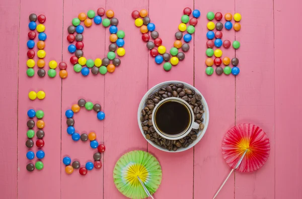 ahşap bir pembe tablo şekerler