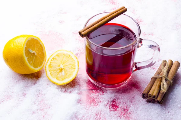 Xícara de vinho quente em uma mesa — Fotografia de Stock