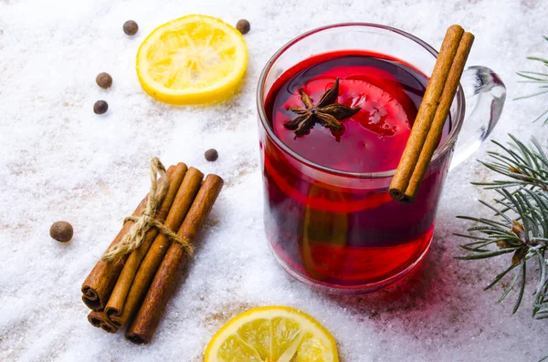 bir masada sıcak şarap bardağı