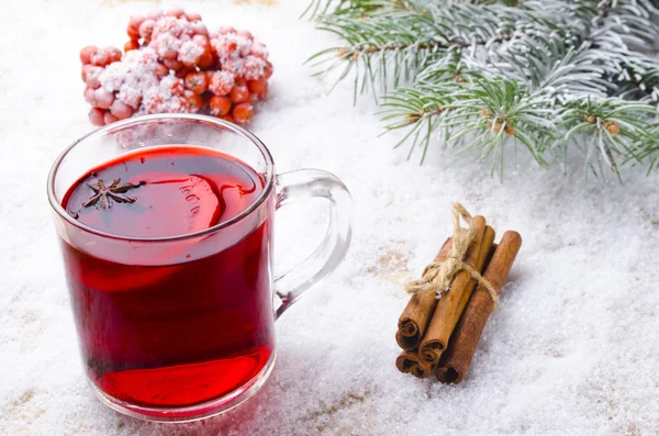 Xícara de vinho quente em uma mesa — Fotografia de Stock